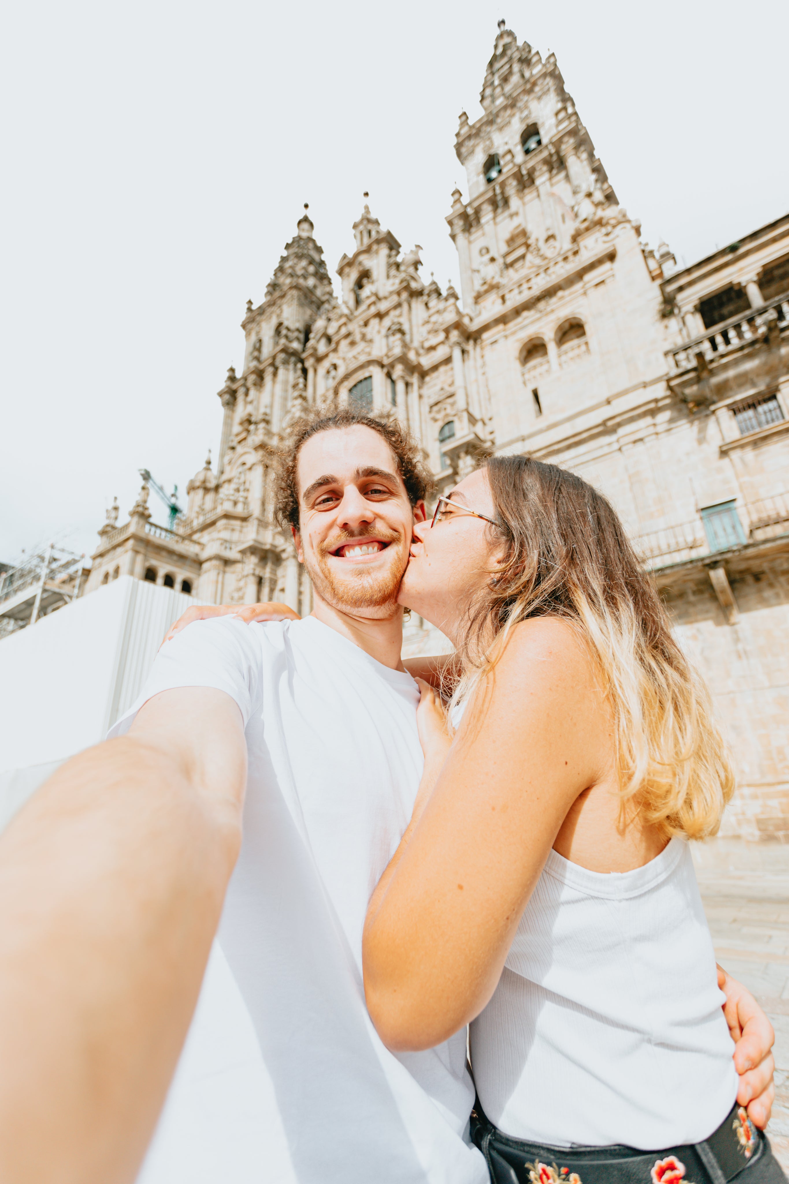 files/man-takes-selfie-while-a-woman-kisses-him.jpg